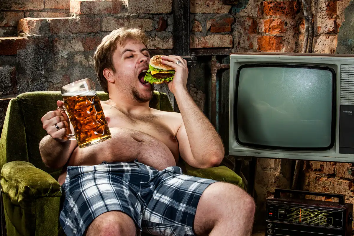 Мем мужик с пивом. Мужик на диване с пивом. Человек с пивом. Чувак с пивом.